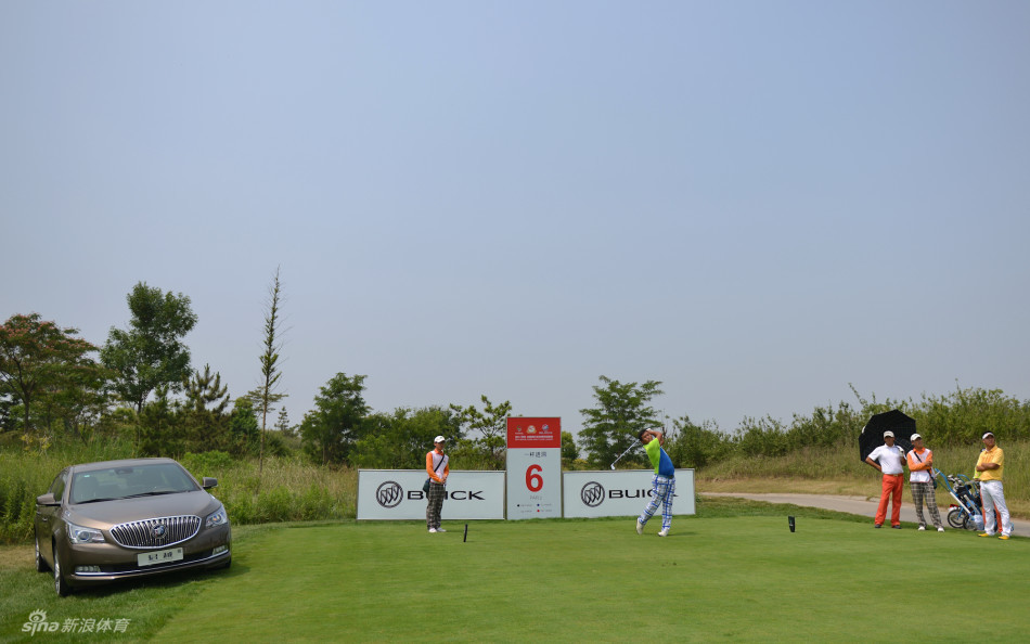 球员在果岭边细心观察草纹与坡度,全神贯注地研判推杆线路,决胜时刻空气仿佛凝固。