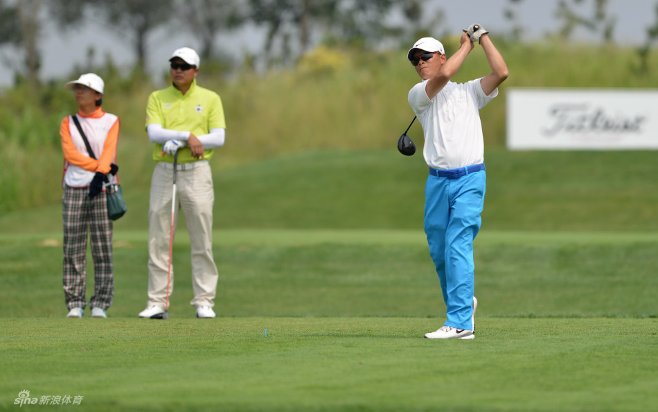 颁奖晚宴上笑容洋溢,冠军团队高举奖杯共享胜利喜悦,闪光灯记录下这荣耀时刻。