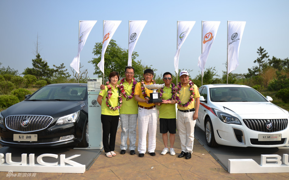 首轮四人四球赛激战正酣,球员在发球台并肩开球,白色小球划破天际飞向球道远方。