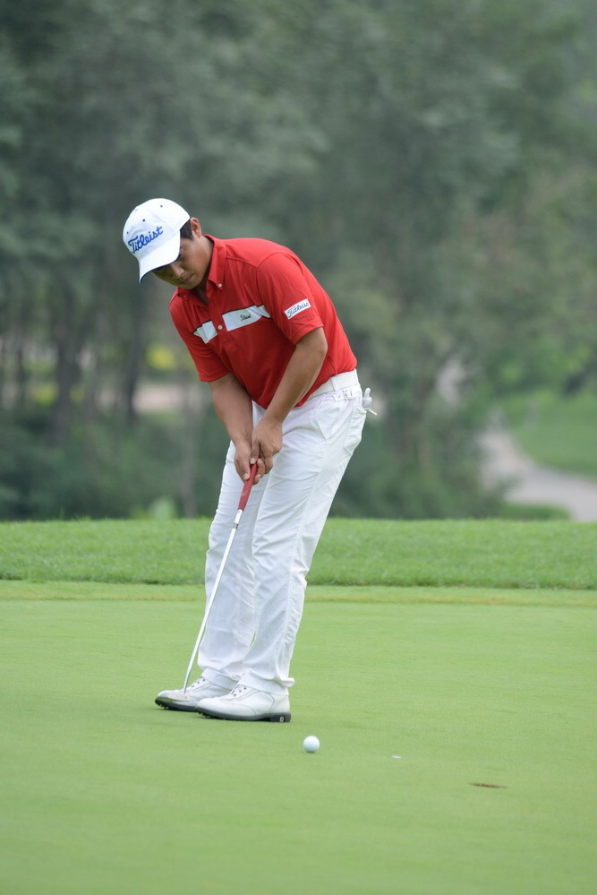 苏东完成精准推杆后小球应声入洞,瞬间的喜悦与释放在果岭上绽放。