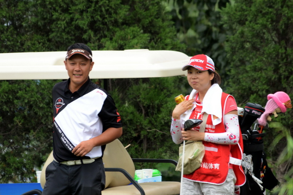 球员李建山在困难球位冷静救球,展现了出色的临场应变与扎实基本功。