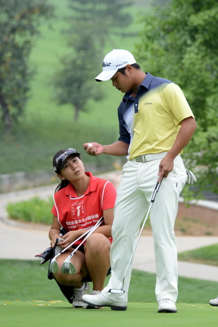 球员冯传兵俯身进行关键推杆,姿态沉稳,决定胜负在此一击。