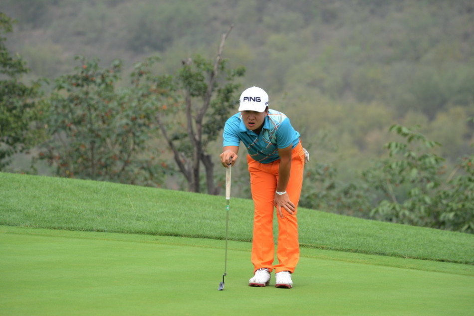 球员王煦振臂欢呼,庆祝成功抓下关键的老鹰球,脸上洋溢着激动与自豪。