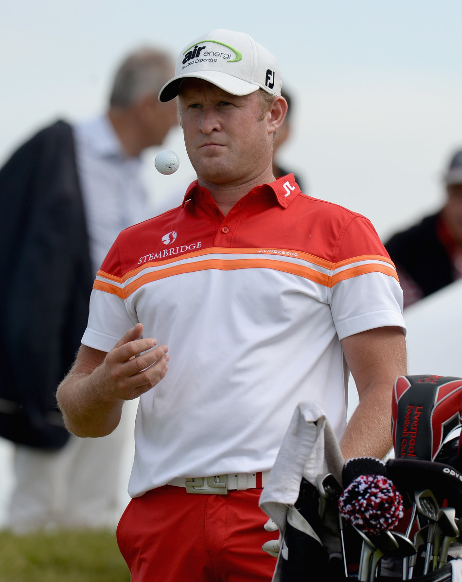 法国名将里维在阳光下展现教科书般流畅的全挥杆，身姿优雅如舞，球杆在空气中划出银色弧线