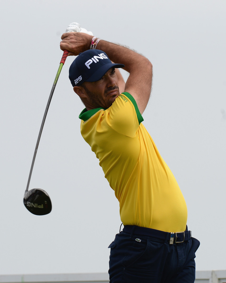 哈维特凝神静气，正在果岭边进行精细的切杆攻击，目光如炬紧盯小球落点