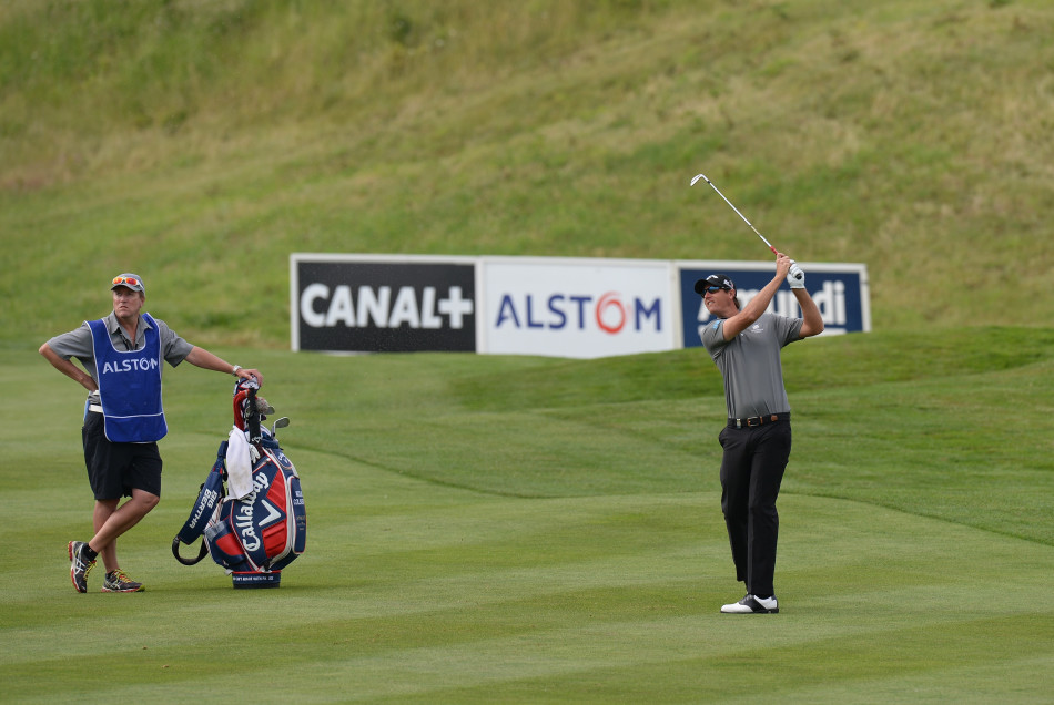 球迷们簇拥在绳圈之外，目光紧紧追随着球场上的英雄，脸上写满期待与专注