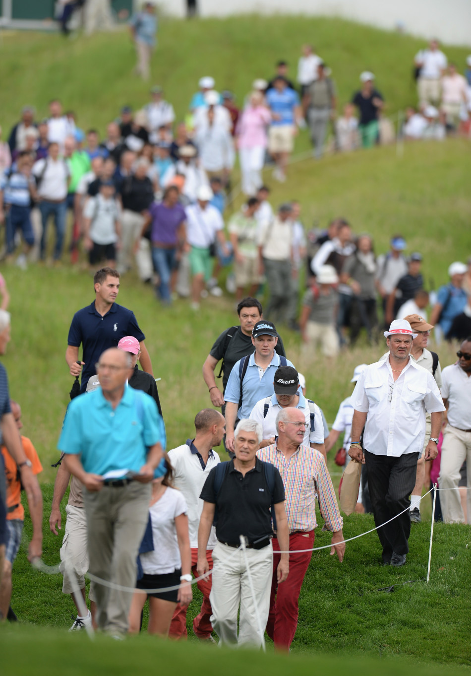 夕阳下，球员优雅推杆的剪影，果岭草坪泛起温暖光泽，构成一幅宁静而专业的运动画卷