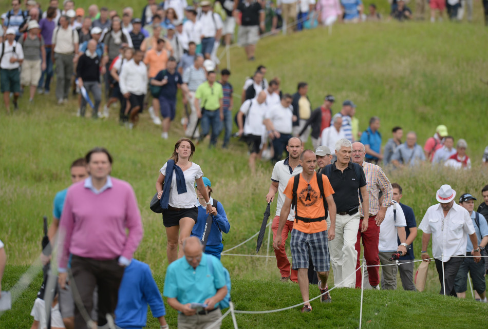赛事结束，球员与同行友好交流，背景是沐浴在暮色中的静谧会所，充满体育精神与友谊