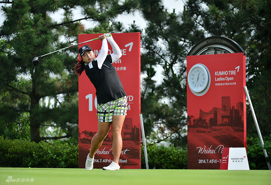 冯珊珊在赛前拍摄开赛照，身着传统服饰，笑容自信而从容地面对镜头。