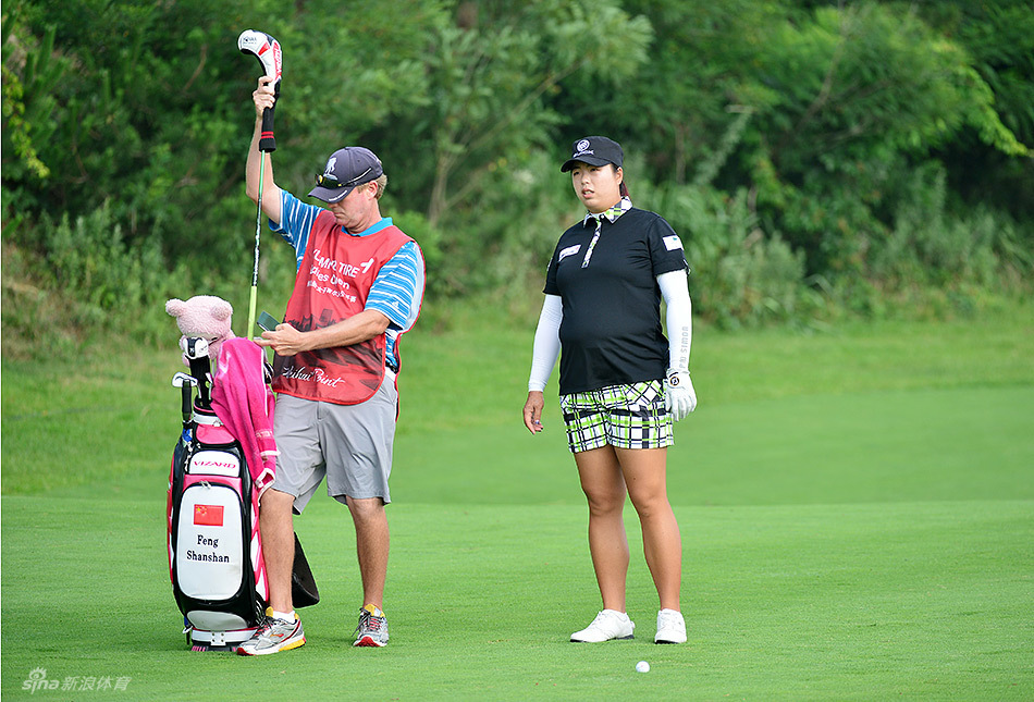 金孝周在果岭边半蹲，全神贯注地观察球路与果岭起伏，为关键一推做准备。