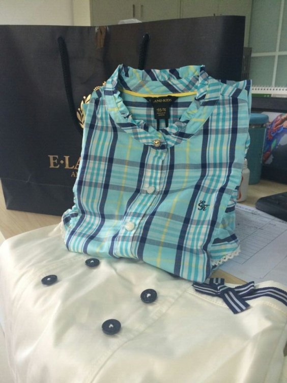 孩子们背着新书包走在回家的山路上，夕阳将他们的影子拉得很长很长