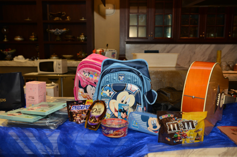 阳光透过窗户洒在孩子们的书桌上，空气中弥漫着希望与温暖的气息