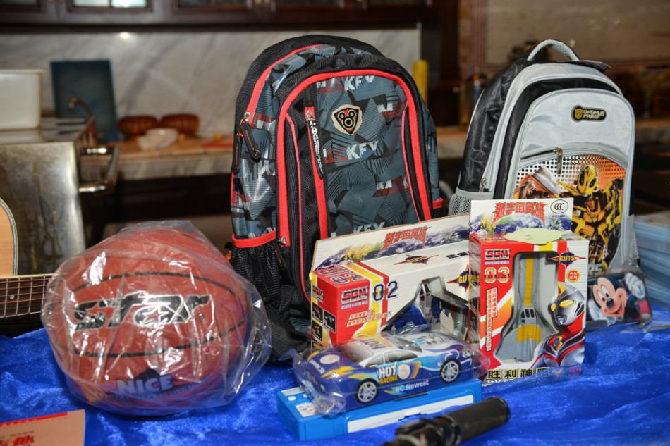 山区孩子们在简陋的黑板上写下自己最真挚的心愿，每一笔都充满了期待