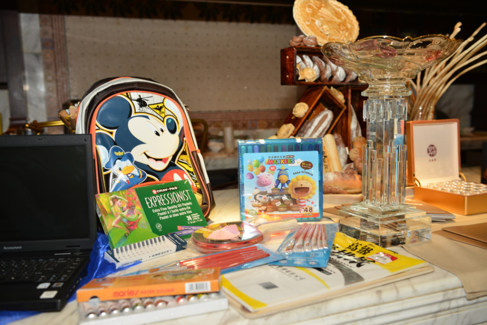 一幅充满表现力的儿童画作，色彩斑斓的线条展现着孩子丰富的内心世界