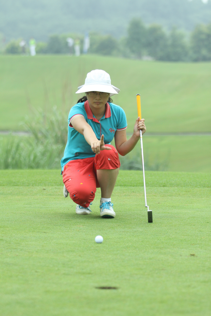球员在沙坑中成功击出一记高抛救球，沙粒飞扬瞬间被定格，展现出高超的短杆技术与临场应变能力。