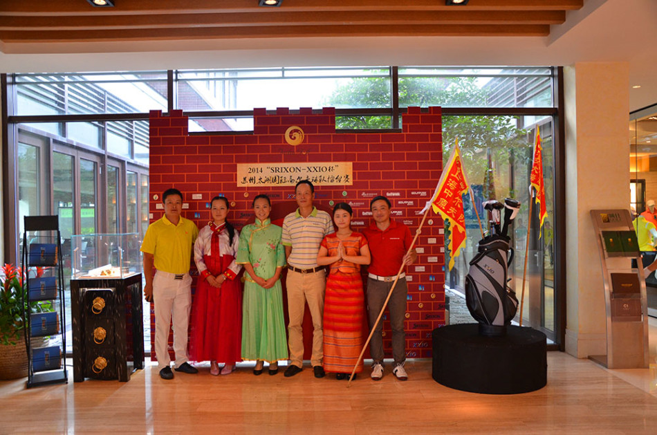 三位不同国籍的高尔夫球手肩并肩站在一起,阳光下的笑脸洋溢着跨越国界的友谊与默契