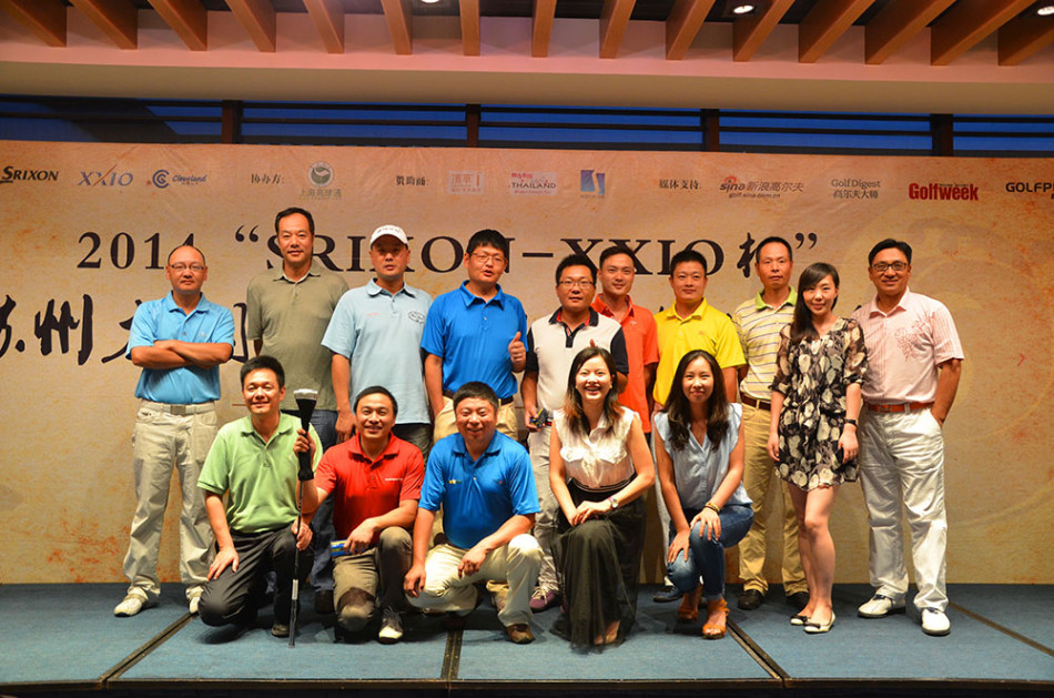 三国队员身着传统服饰相视而笑,韩服的优雅、汉服的飘逸与泰装的鲜艳交织成一幅和谐的文化图景