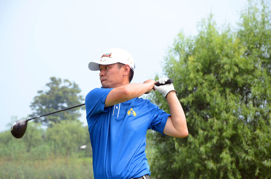 参赛队员集体宣读比赛纲领,专注认真的表情彰显对高尔夫运动规则的尊重与对竞技精神的坚守