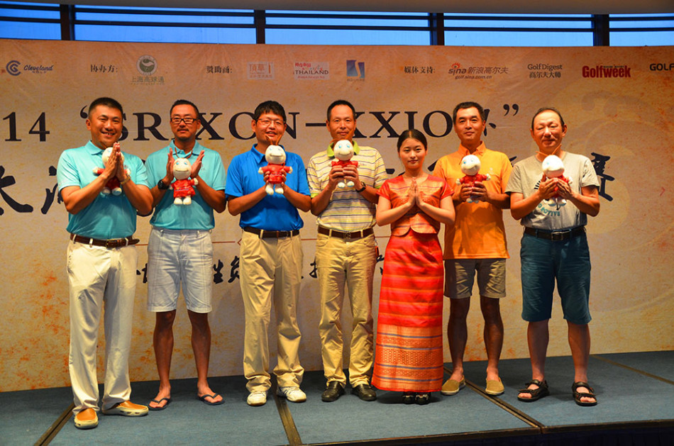 两位高尔夫球手在果岭上并肩观察地形,专注讨论推杆路线,展现竞技体育中的智慧与协作