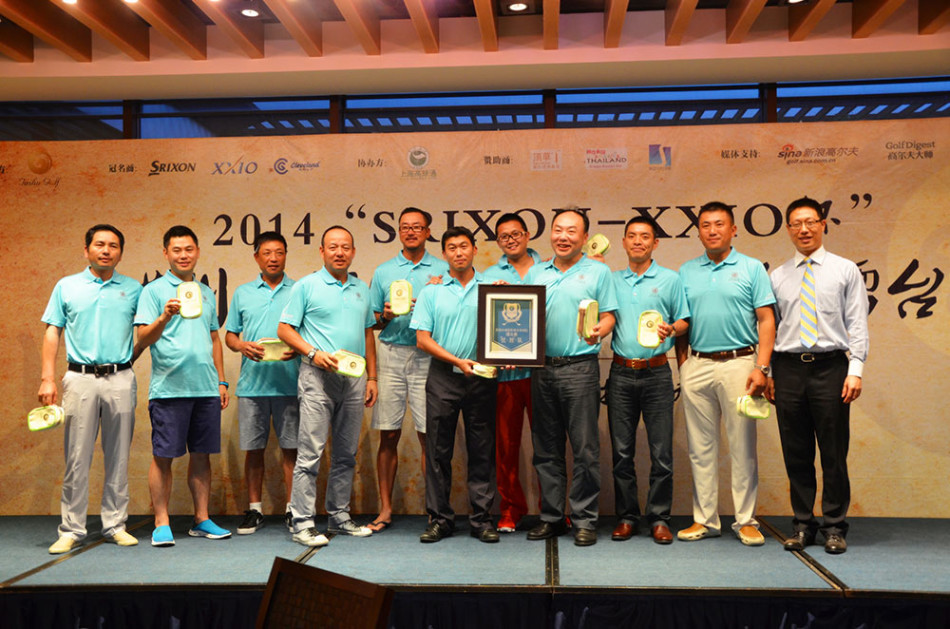 落日余晖下的高尔夫球场全景,球道如绿色丝带般延伸向远方,预示着这项运动和国际友谊的广阔前景