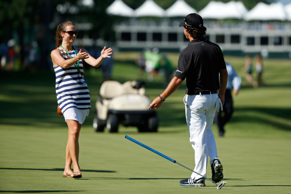 布莱恩·哈曼在球道上流畅地完成一号木收杆动作，身体姿态平衡而充满力量，目光坚定地追随小球飞出的轨迹