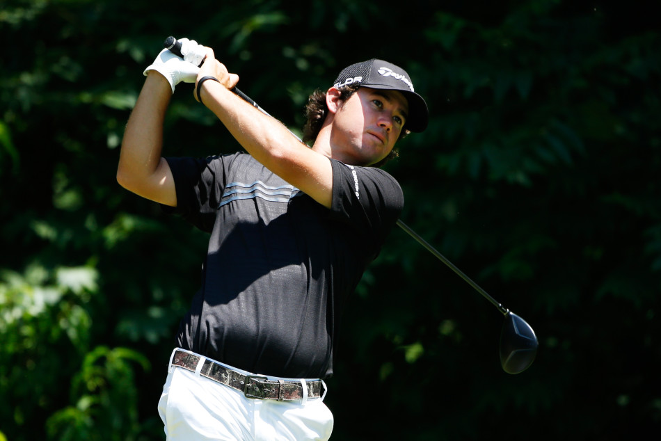 布莱恩·哈曼与未婚妻深情相拥，共同高举强鹿精英赛冠军奖杯，两人脸上洋溢着无法抑制的幸福与骄傲笑容