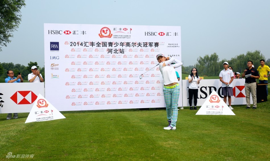 在赛事开球仪式上，杜墨含与京南高尔夫俱乐部总经理刘众元并肩而立，正准备为比赛开出象征性的第一杆