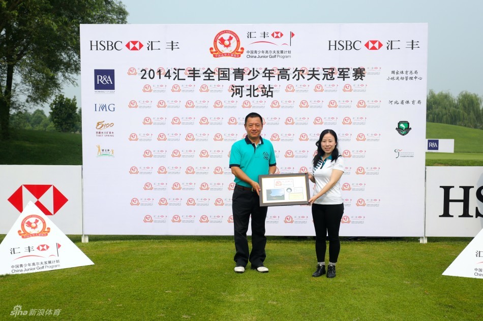 杜墨含从颁奖嘉宾手中接过纪念牌匾，脸上洋溢着收获的喜悦，这是对她努力付出的肯定