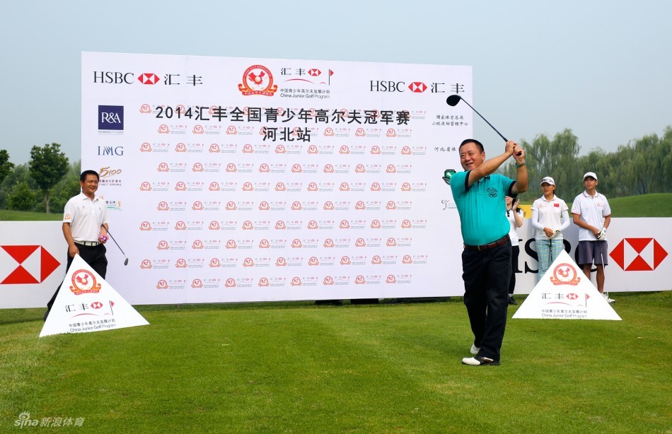 京南俱乐部总经理刘众元在开球仪式上优雅挥杆，为比赛拉开序幕