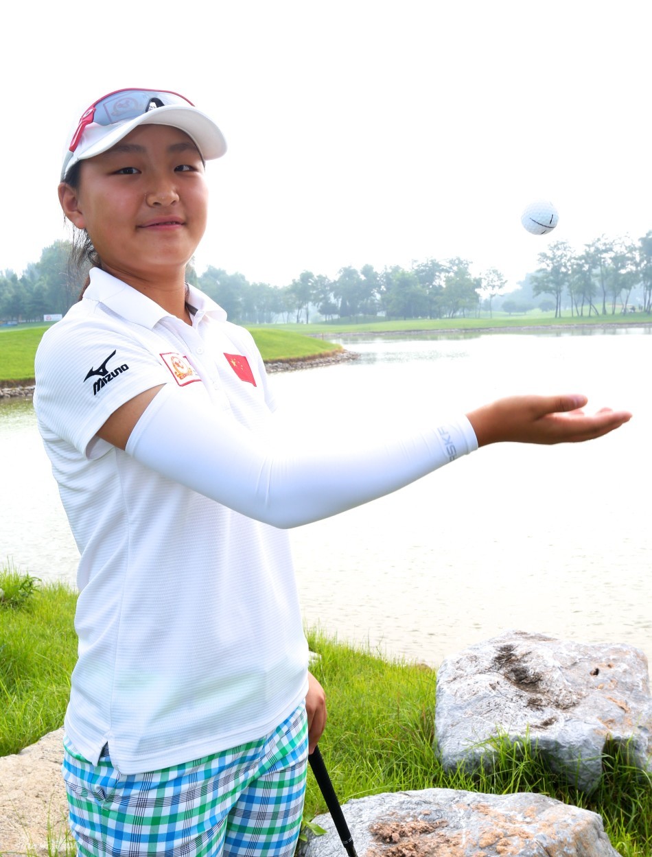 杜墨含与赛事工作人员及其他球员一起合影留念，记录下比赛中温馨而友好的集体时刻