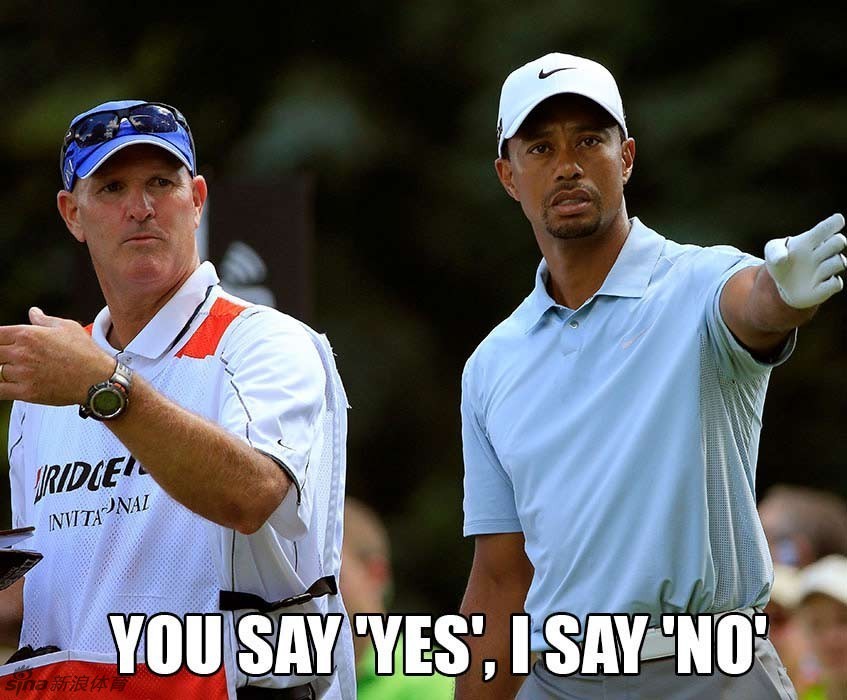 林戈·斯塔尔专注地练习推杆，约翰·列侬在一旁面带微笑轻松观看