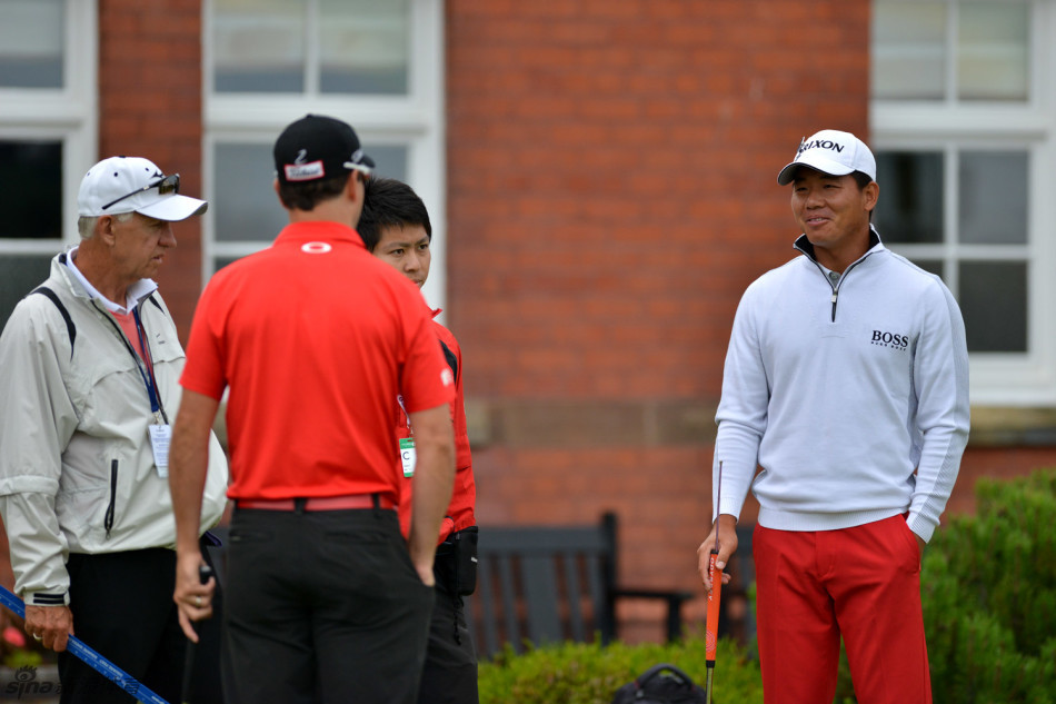 吴阿顺与同组球员在赛后走向会所，他侧头聆听，脸上始终挂着轻松愉快的笑容。