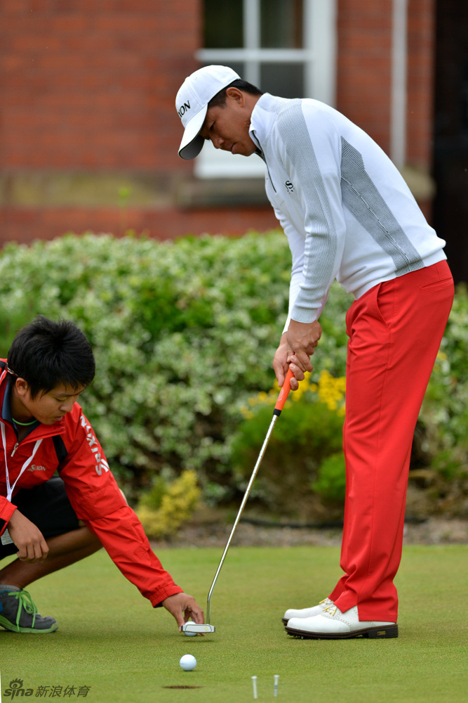 吴阿顺在完成一记好球后，开心地摘下帽子向观众致意，脸上洋溢着无比灿烂的笑容。