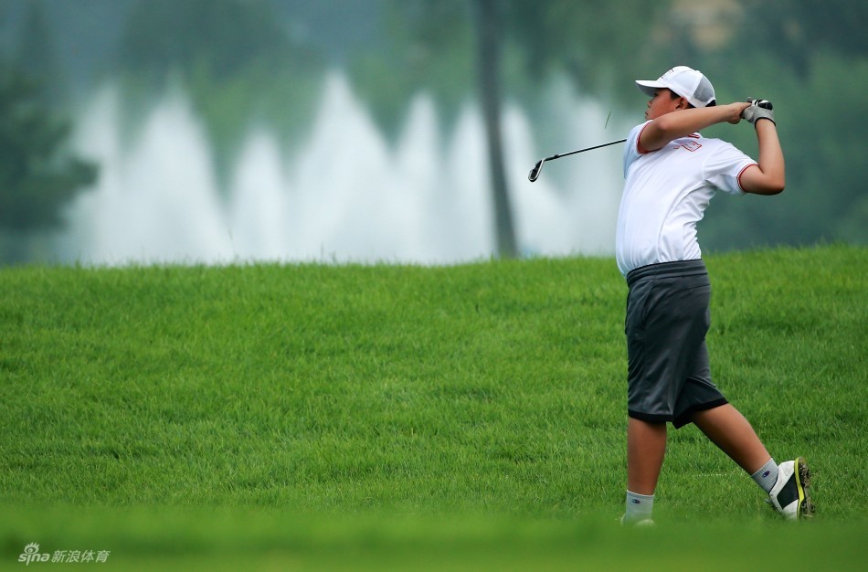 杜墨含在球道上优雅击球，动作流畅而稳定，展现出对球路的精准控制