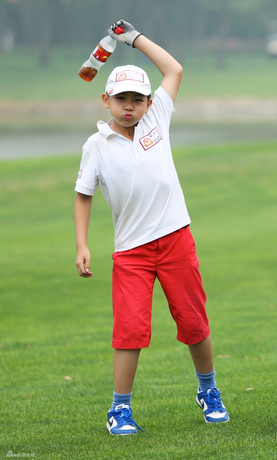 杜墨含在沙坑中陷入困境，正专注地准备一次艰难的救球，试图将球从障碍中解脱