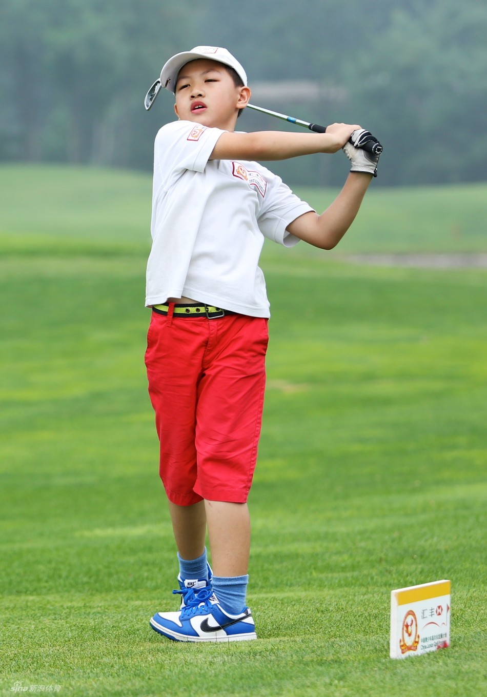 严昊灿完成挥杆后稳稳收杆，身体姿态平衡而挺拔，彰显力量与控制的结合