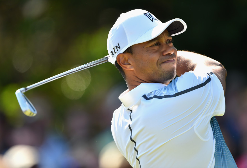 伍兹在沙坑中沉稳救球，沙砾飞扬的瞬间展现了他化险为夷的非凡技艺。