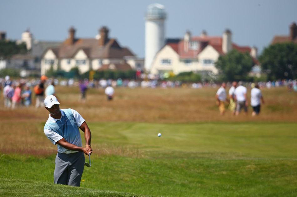伍兹在发球台优雅完成上杆动作，身体如拉满的弓弦，凝聚着即将释放的千钧之力。