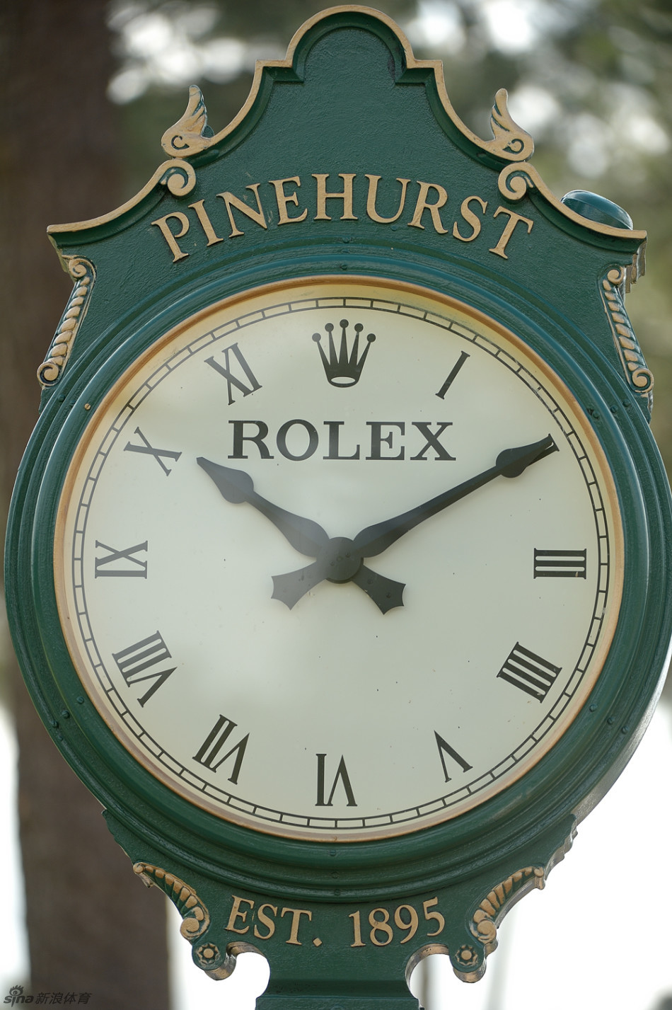 橘色晚霞映衬下的松树丛球场，记分牌与劳力士大钟静静伫立，见证历史时刻的诞生。