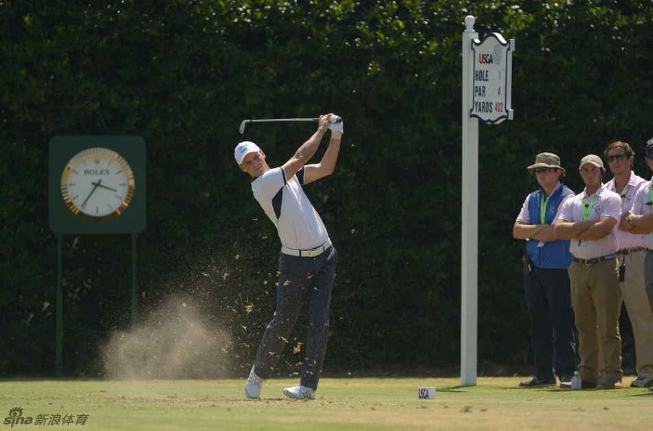 德国战车马丁·凯梅尔在第十八洞果岭上，振臂高呼，尽情释放夺冠后的激情与喜悦。