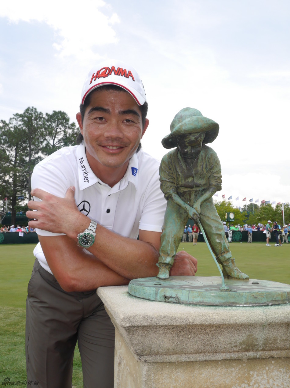 夕阳为天边染上绚烂的橘色，马丁·凯梅尔于暮色中捧起冠军奖杯，成为松树丛球场永恒的经典画面。