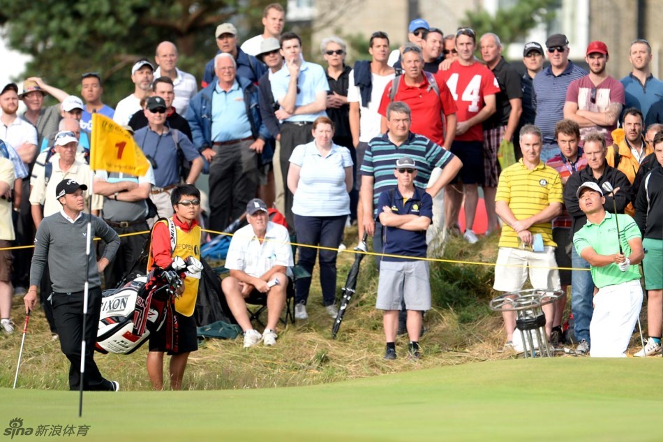 吴阿顺在皇家利物浦球场向热情围观的观众挥手致意,笑容自信而从容