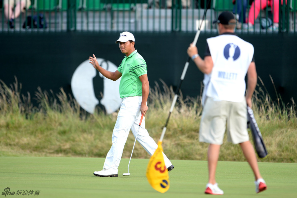 吴阿顺沉着地站在球道中央,全神贯注地观察前方充满挑战的深沙坑布局