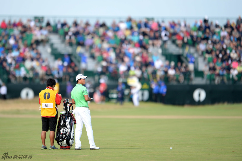 吴阿顺在击球前专注地戴上手套,做好细致的赛前准备
