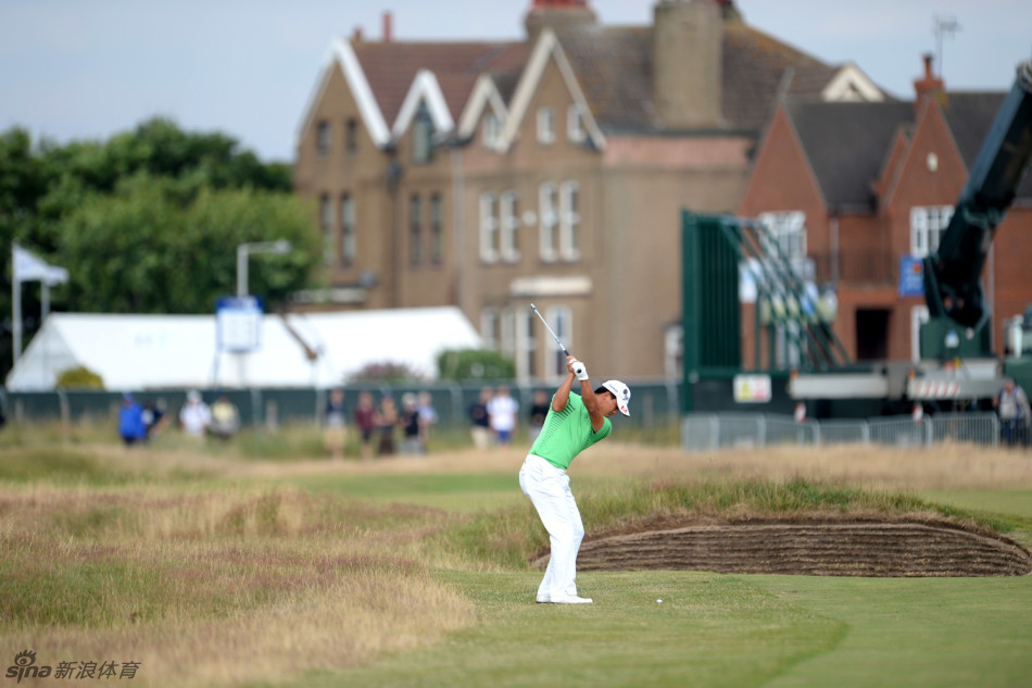 吴阿顺在皇家利物浦球场果岭边优雅推杆,动作流畅而稳定