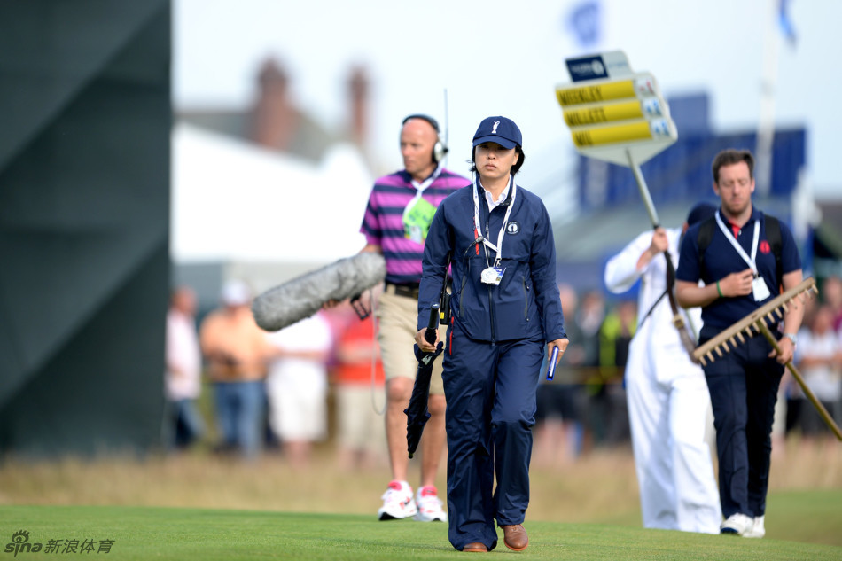 吴阿顺在观众注视下完成潇洒挥杆,球划出一道优美的弧线飞向果岭