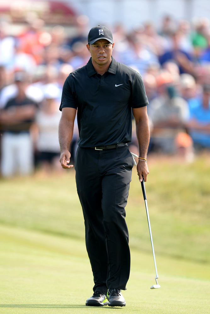 泰格·伍兹在开球后完成优雅的送杆动作，身体充分舒展，目光紧追球飞行的轨迹，尽显顶级运动员的掌控力