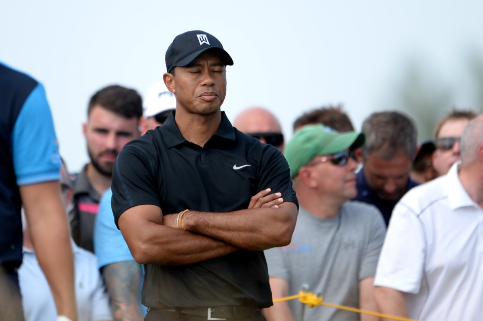 泰格·伍兹以铁杆全力挥击，身体核心力量爆发，动作刚猛而协调，极具视觉冲击力