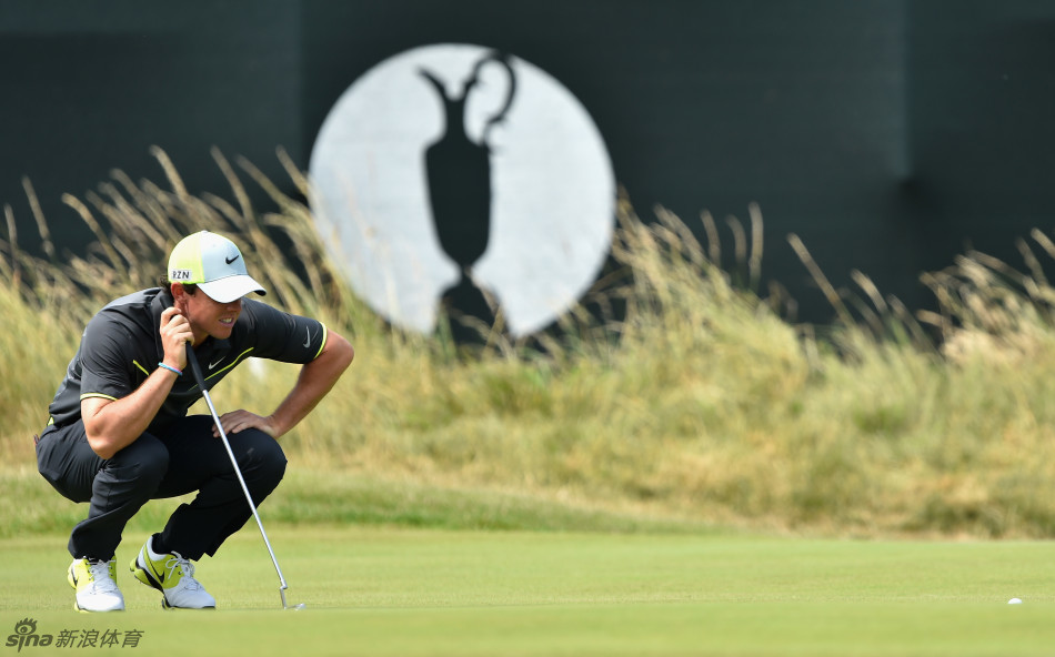 麦克罗伊与乔丹·斯皮思在果岭边并肩同行，两位年轻巨星表情轻松，正在亲切交流，展现了高尔夫运动的传承与友谊。