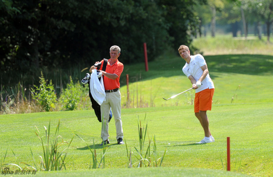 穆勒在训练结束后与队友萨利哈米季奇轻松交流，两人均面带笑容，气氛融洽。